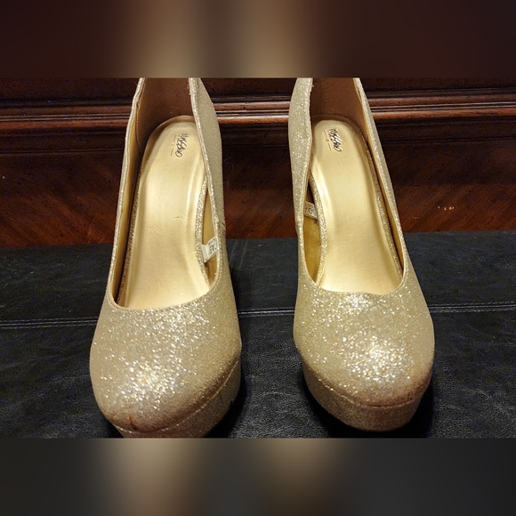 Heels - Picture 2 of 3